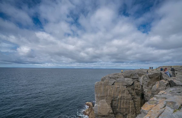 Gente en los acantilados de Burren — Foto de Stock