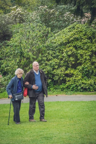 母親と歩いて老人 — ストック写真