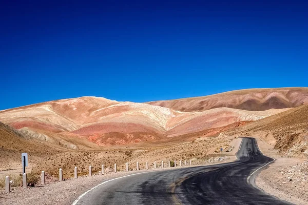 Estrada através de terra seca — Fotografia de Stock