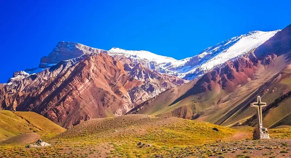 Cruz nos Andes argentinos — Fotografia de Stock