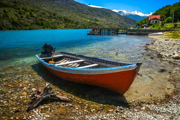Маленькая лодка на Патагонском берегу озера — стоковое фото