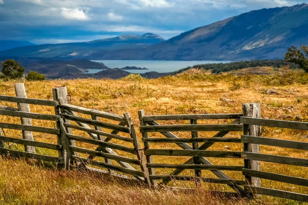 Recinzione agricola in legno in Patagonia — Foto Stock