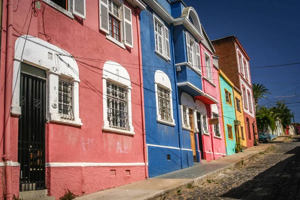 Rua colorida em Valparaíso — Fotografia de Stock