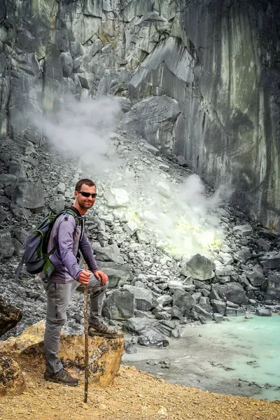 Trekker na cratera — Fotografia de Stock