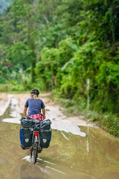 Велосипеді через Суматра — стокове фото