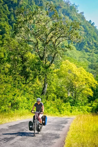 Велосипеді через Sumbava — стокове фото