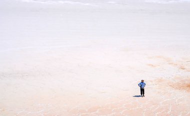 Salar de Uyuni üzerinde turist