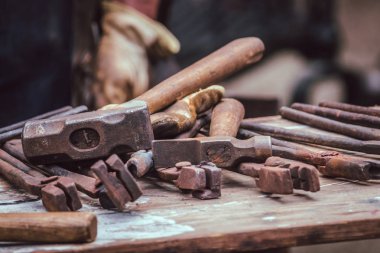 Bir demirci araçları