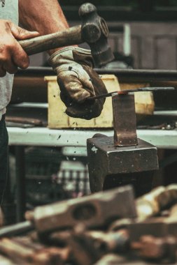 Sıcak demir çekiç bir demirci 