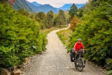 Carretera Austral üzerinde Bisiklete binme