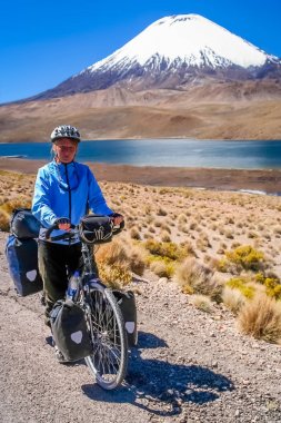 Bisikletçi Parinacota volkan önünde