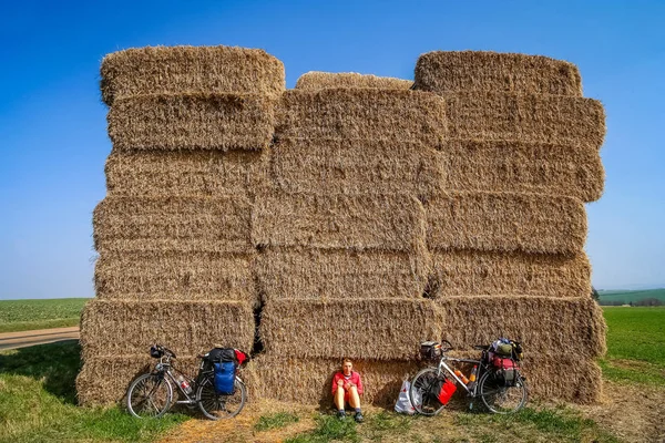 Vila bredvid höstack — Stockfoto