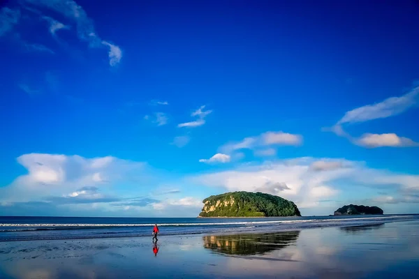 Passeggiatore solitario sulla spiaggia — Foto Stock