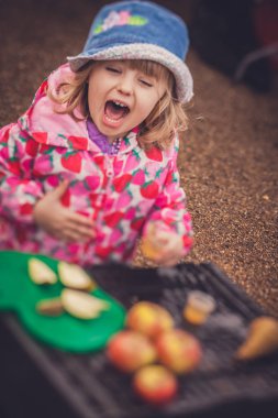 Ekşi elma suyu tatma