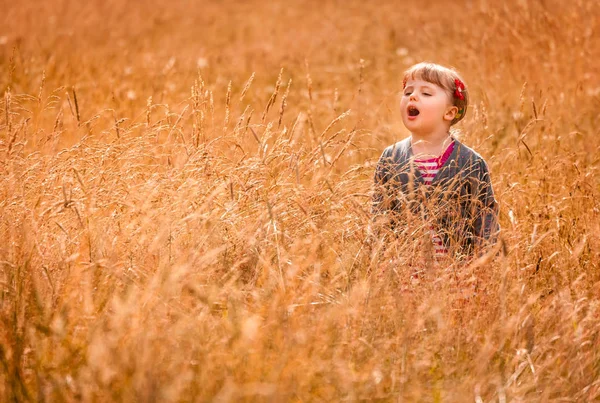 Menina na grama alta — Fotografia de Stock