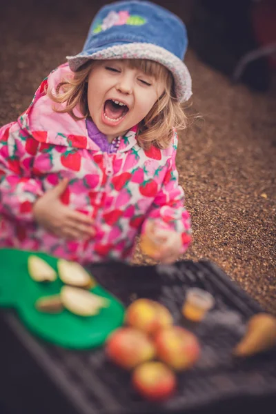 Ekşi elma suyu tatma