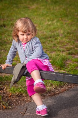 dicker Mann halten Karotten auf weißem Hintergrund
