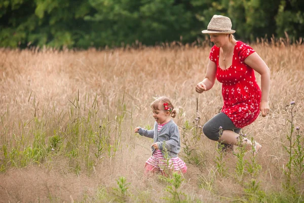 Plaisir en famille à l'extérieur — Photo