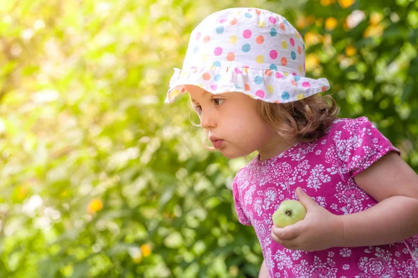 Girl holding an apple — Stock Photo, Image