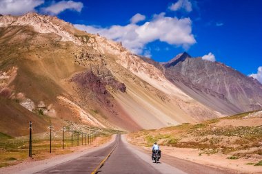 Güney Amerikalı Andes yolda Bisiklete binme
