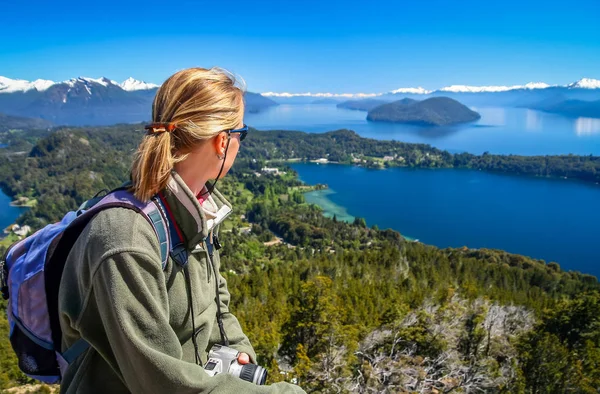 Girl admiring the beauty of argentinian Lake District — Stock Photo, Image