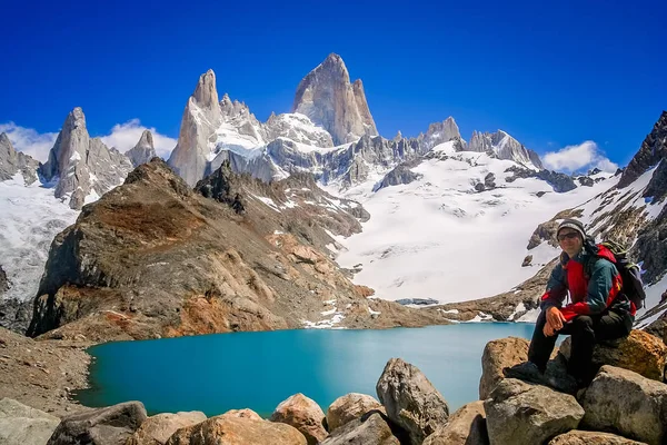 Trekker aan de voet van Mount Fitz Roy — Stockfoto