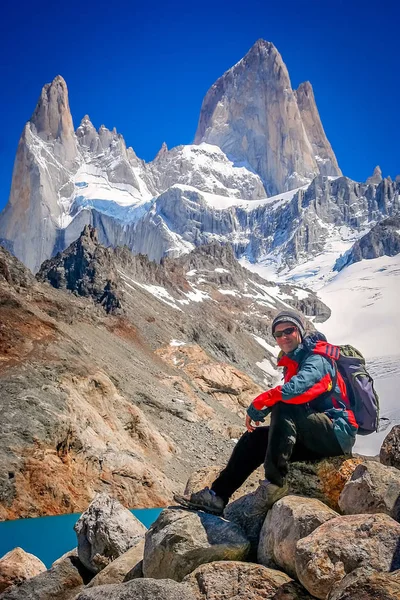 Trekker at the base of Mount Fitz Roy — Stock Photo, Image