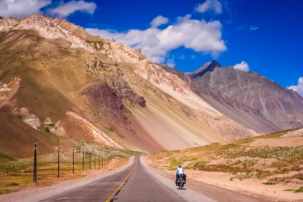 Ciclismo en el camino a través de los Andes sudamericanos — Foto de Stock