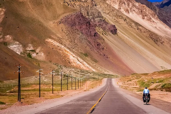 Radeln auf der Straße durch südamerikanische Anden — Stockfoto