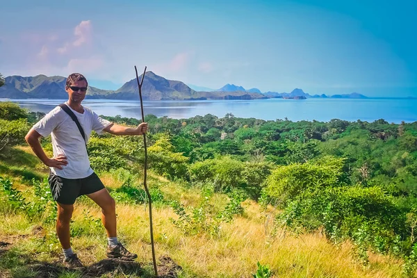 Trekker на острови Комодо — стокове фото