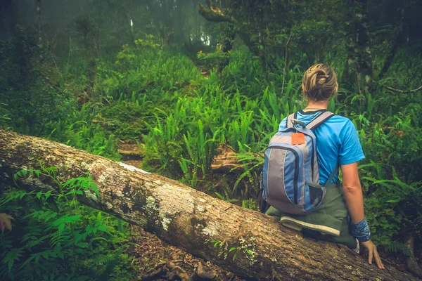 Femme sur le chemin de la jungle — Photo