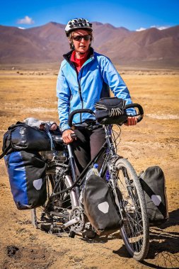 Bolivya çölünde sıkışmış bisikletçi