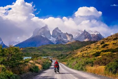 Cuernos del Paine önünde kadın bisikletçi