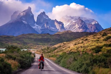 Cuernos del Paine önünde Bisiklete binme