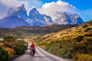 Cuernos del Paine önünde Bisiklete binme
