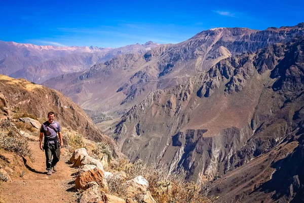 Turist Kanyon Colca bir iz üzerinde