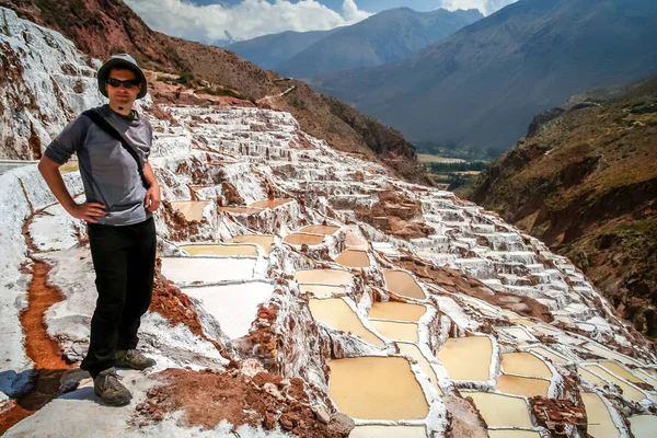 Touriste dans la mine de sel Maras au Pérou — Photo