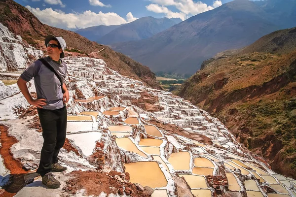 Турист в соляной шахте Марас в Перу — стоковое фото