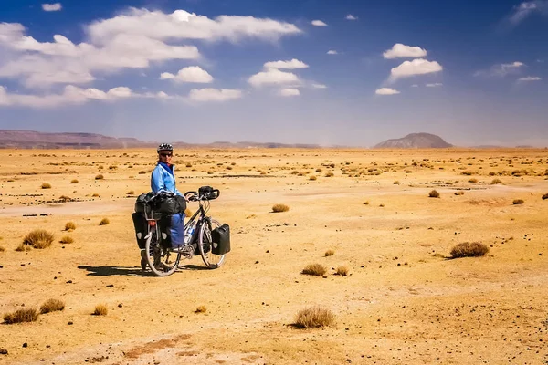 Cyclus door het Boliviaanse platteland touring — Stockfoto