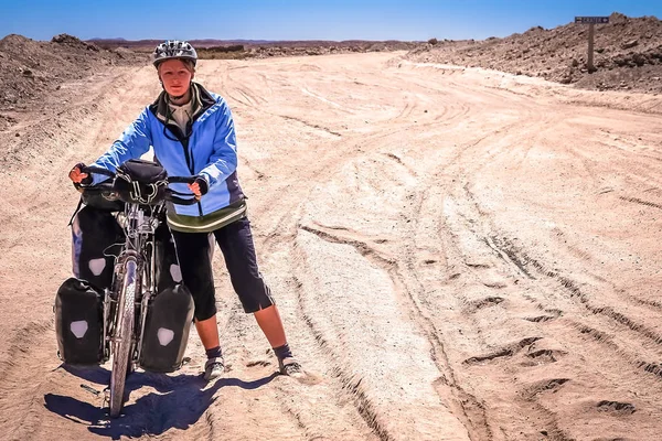 Ποδηλασία μέσα από την ύπαιθρο της Βολιβίας — Φωτογραφία Αρχείου