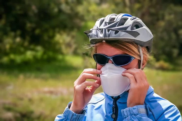 Koruyucu maske bisikletçi — Stok fotoğraf