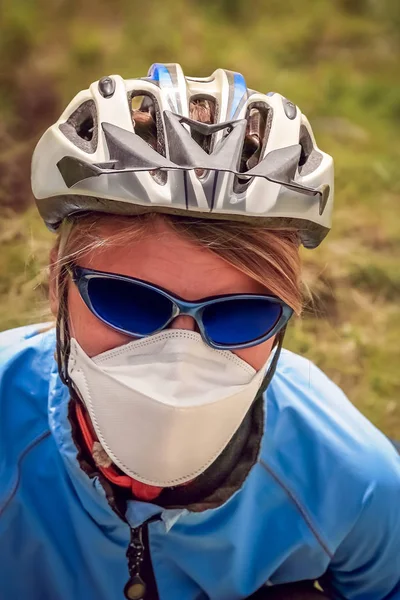 Koruyucu maske bisikletçi — Stok fotoğraf