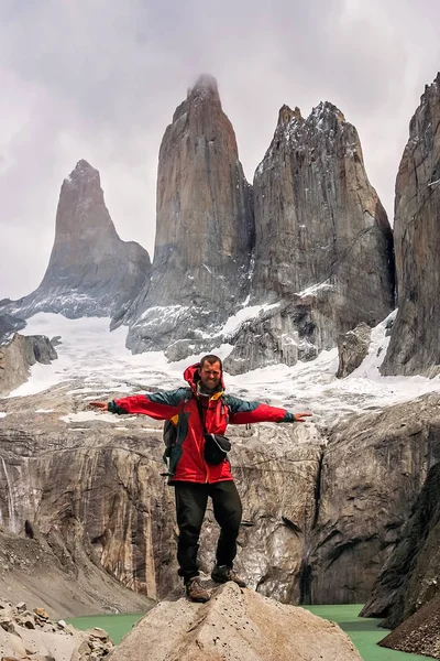 Trekker voor Torres del Paine twin peaks — Stockfoto