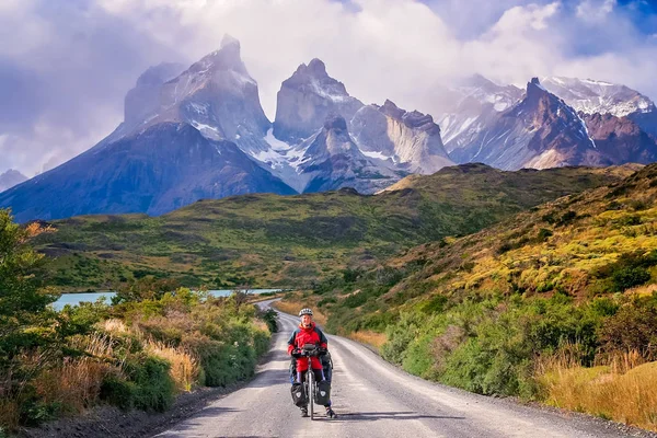 Cuernos del Paine önünde kadın bisikletçi