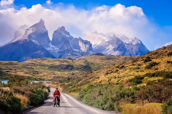 Cuernos del Paine önünde Bisiklete binme