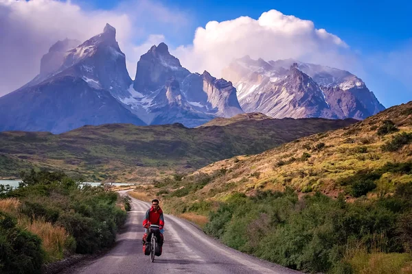 Cuernos del Paine 앞 자전거 — 스톡 사진