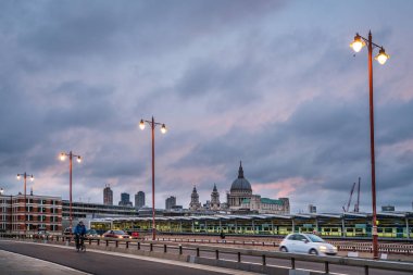 Alacakaranlıkta Blackfriars köprüden