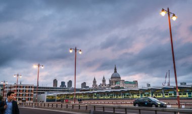 Alacakaranlıkta Blackfriars köprüden