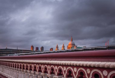 Alacakaranlıkta St Paul Katedrali ile Londra manzarası