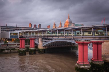 Blackfriars istasyonu St Paul Katedrali ile gece karanlığında havai.